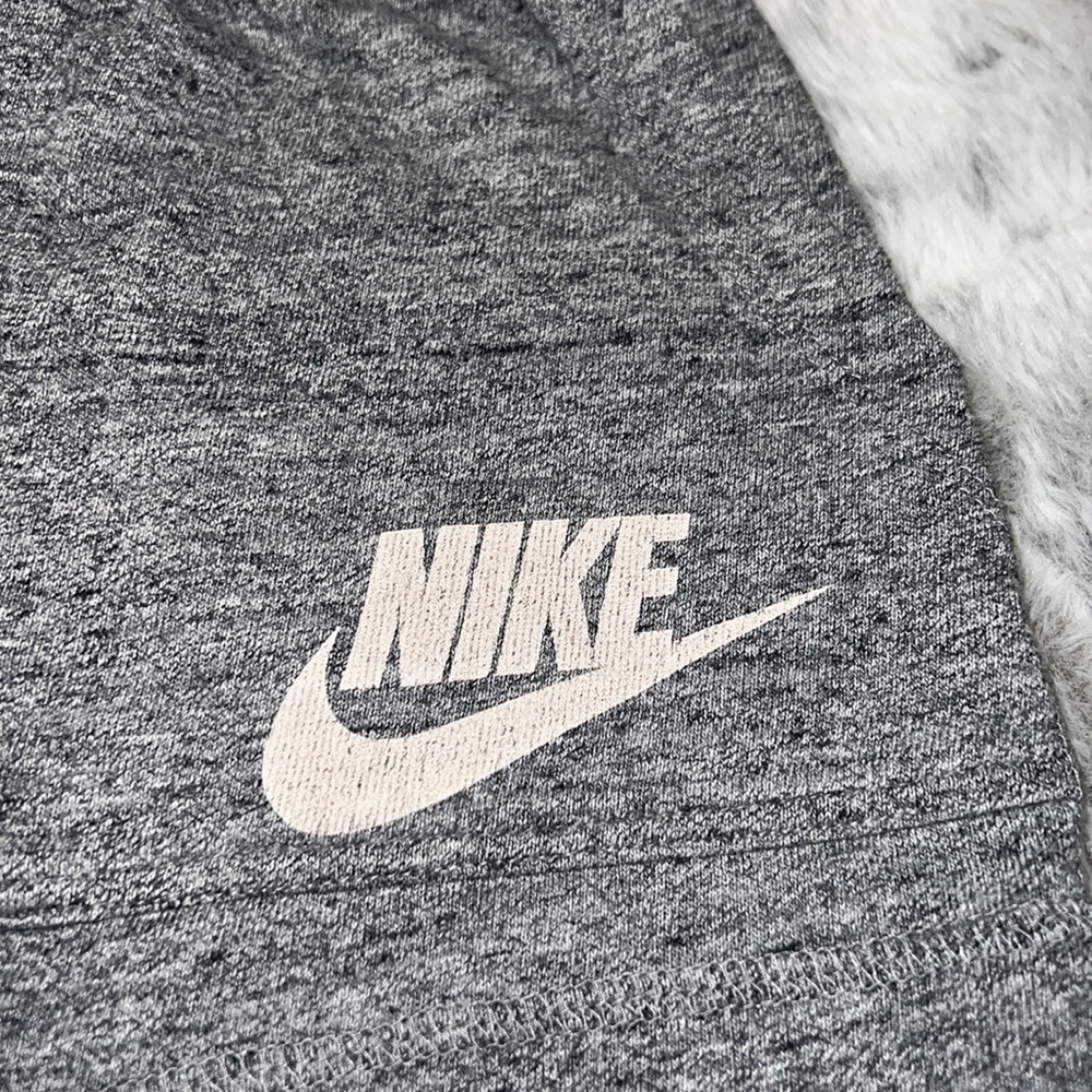 Nike - Picture 3 of 6